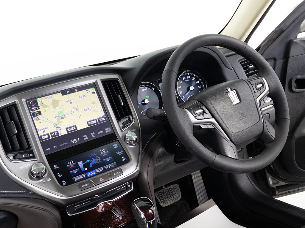 使いやすさや安全性を追求したステアリング
周り！高級車ゆえにスイッチ類が多いのも特
徴ですね！考え尽くされた配置ですぐに使い
こなす事が出来ますのでご安心下さい！是非
、体感してみて下さい！！