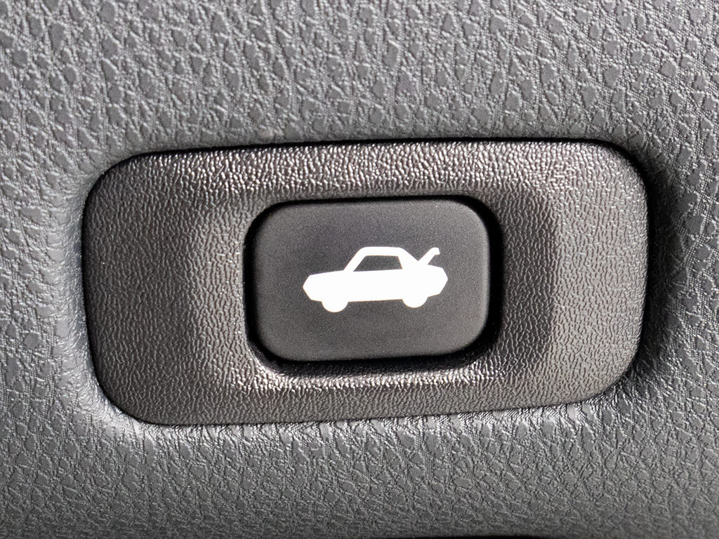 ボタン一つでトランクオープンが可能！車内
から操作できる為、非常に便利な装備の一つ
となります！