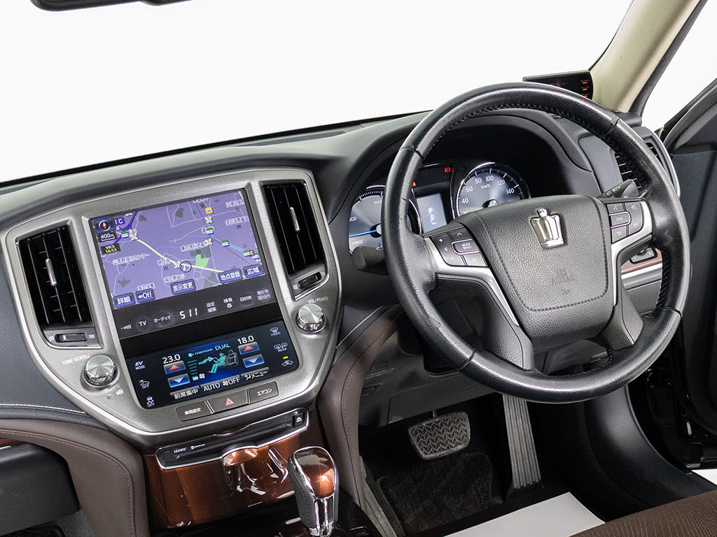使いやすさや安全性を追求したステアリング
周り！高級車ゆえにスイッチ類が多いのも特
徴ですね！考え尽くされた配置ですぐに使い
こなす事が出来ますのでご安心下さい！是非
、体感してみて下さい！！