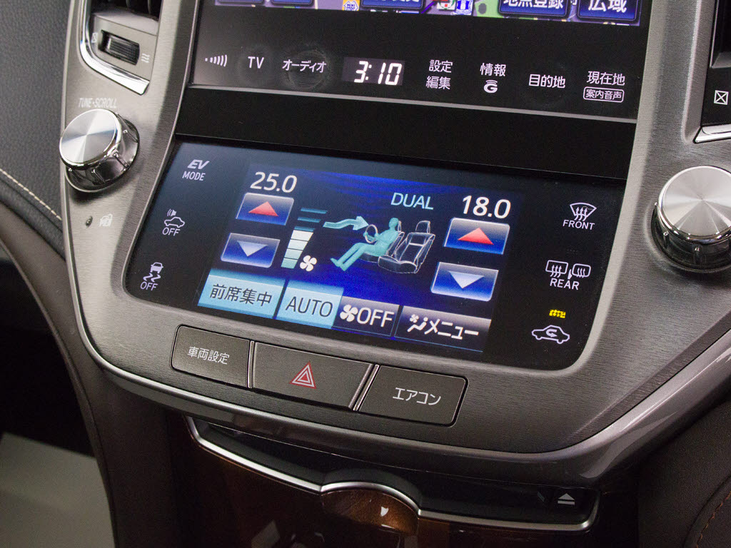 使いやすさや安全性を追求したステアリング
周り！高級車ゆえにスイッチ類が多いのも特
徴ですね！考え尽くされた配置ですぐに使い
こなす事が出来ますのでご安心下さい！是非
、体感してみて下さい！！