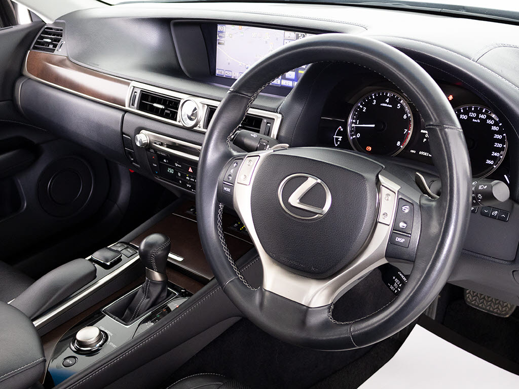 ★使いやすさや安全性を追求したステアリン
グ周り！高級車ゆえにスイッチ類が多いのも
特徴ですね！考え尽くされた配置ですぐに使
いこなす事が出来ますのでご安心下さい！是
非、体感してみて下さい！！