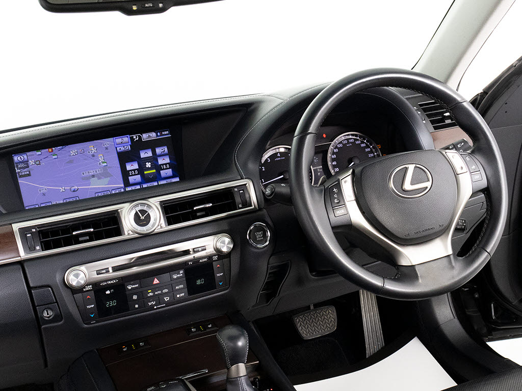 ★使いやすさや安全性を追求したステアリン
グ周り！高級車ゆえにスイッチ類が多いのも
特徴ですね！考え尽くされた配置ですぐに使
いこなす事が出来ますのでご安心下さい！是
非、体感してみて下さい！！
