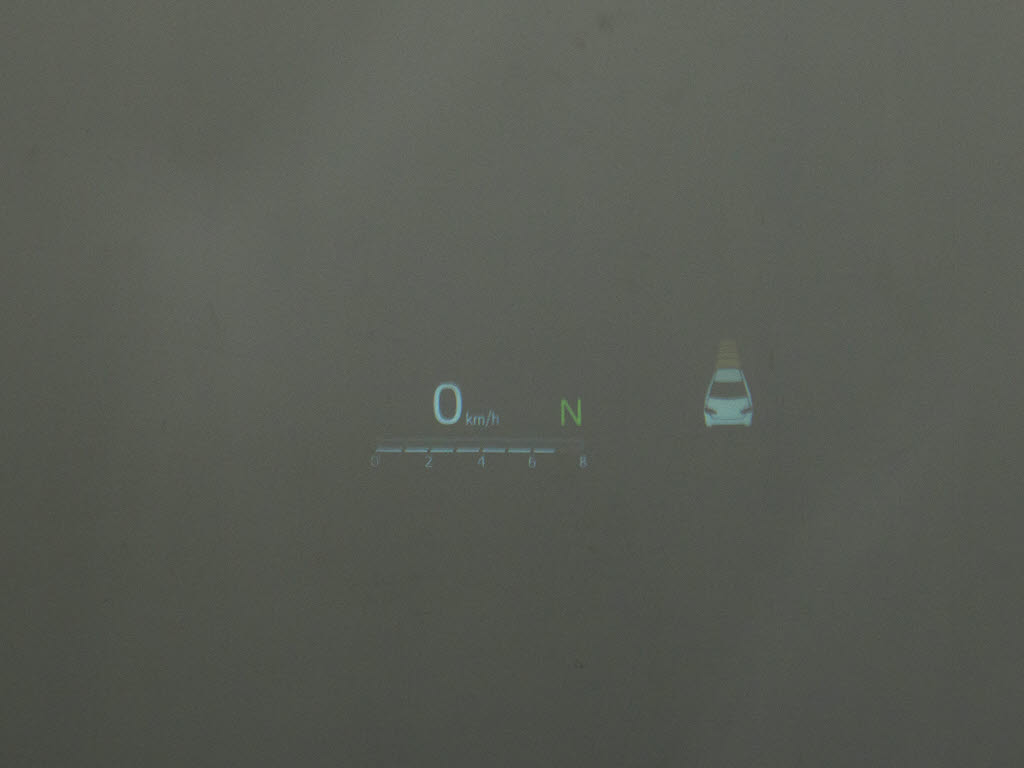 ヘッドアップ・ディスプレイ（ＨＵＤ）現在
のスピードや、前方の車線情報など、運転に
必要な情報を、目の前のウインドウガラスに
表示する機能です。これにより、目線の移動
が少なく済み、安全です。
