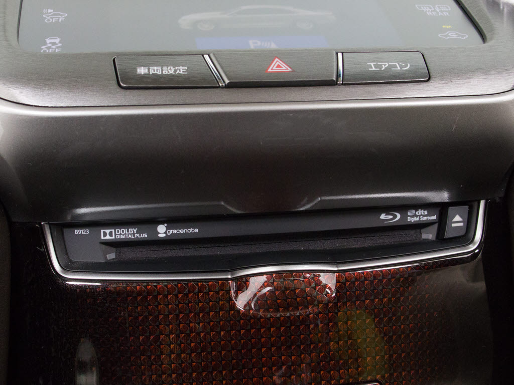 ＣＤはもちろんの事、ＤＶＤ＆Ｂｌｕ－ｒａ
ｙ再生も可能です。フルセグ地デジにも対応
しさらにＢｌｕｅｔｏｏｔｈにも対応してお
ります
