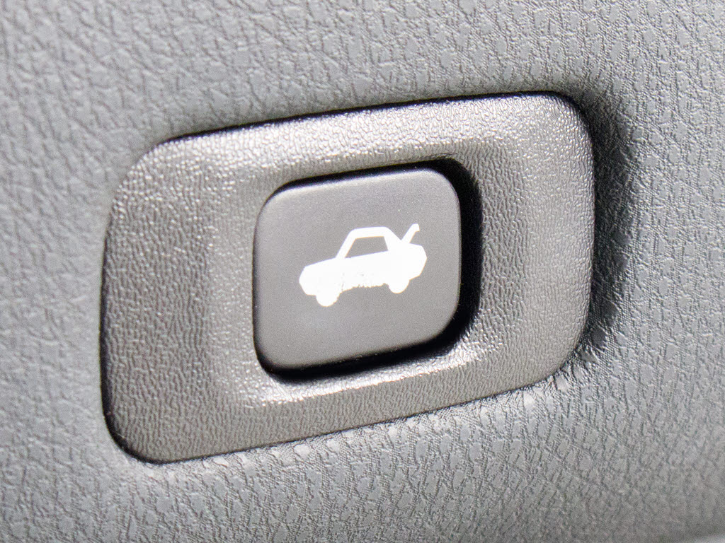 ボタン一つでトランクオープンが可能！車内
から操作できる為、非常に便利な装備の一つ
となります！
