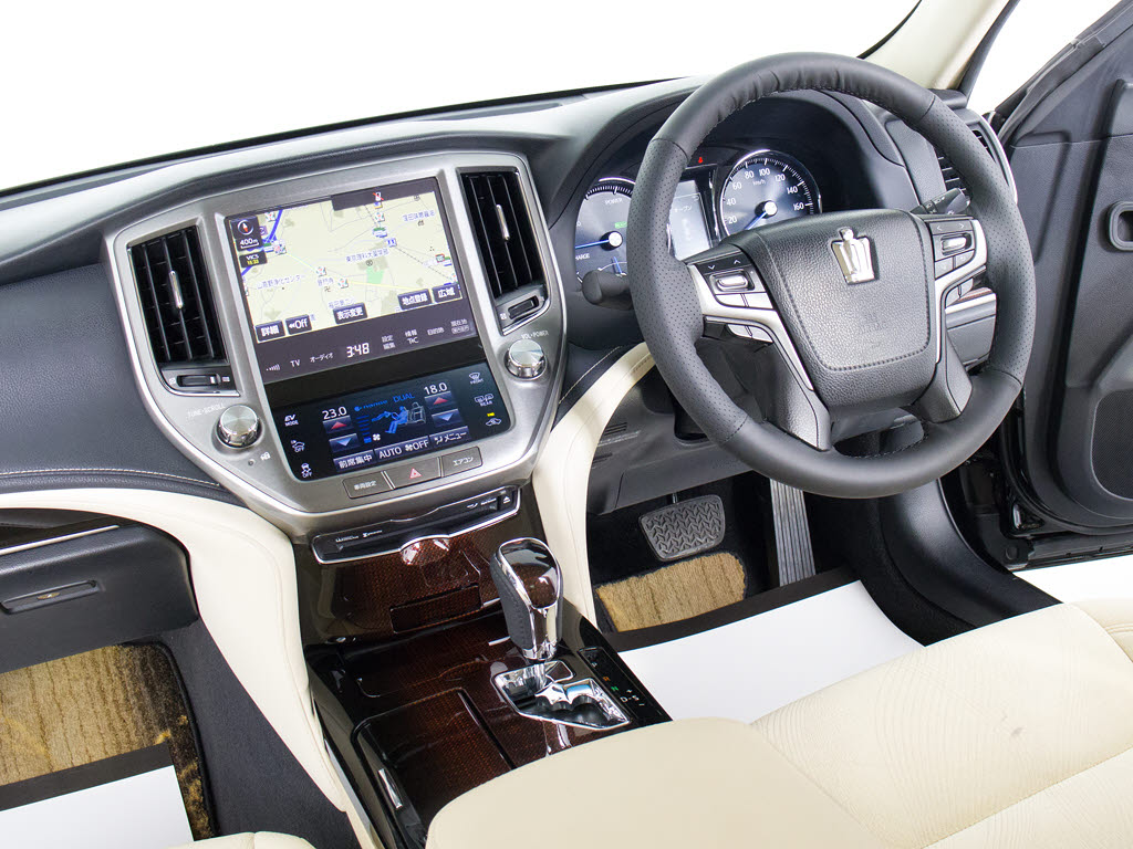使いやすさや安全性を追求したステアリング
周り！高級車ゆえにスイッチ類が多いのも特
徴ですね！考え尽くされた配置ですぐに使い
こなす事が出来ますのでご安心下さい！是非
、体感してみて下さい！！