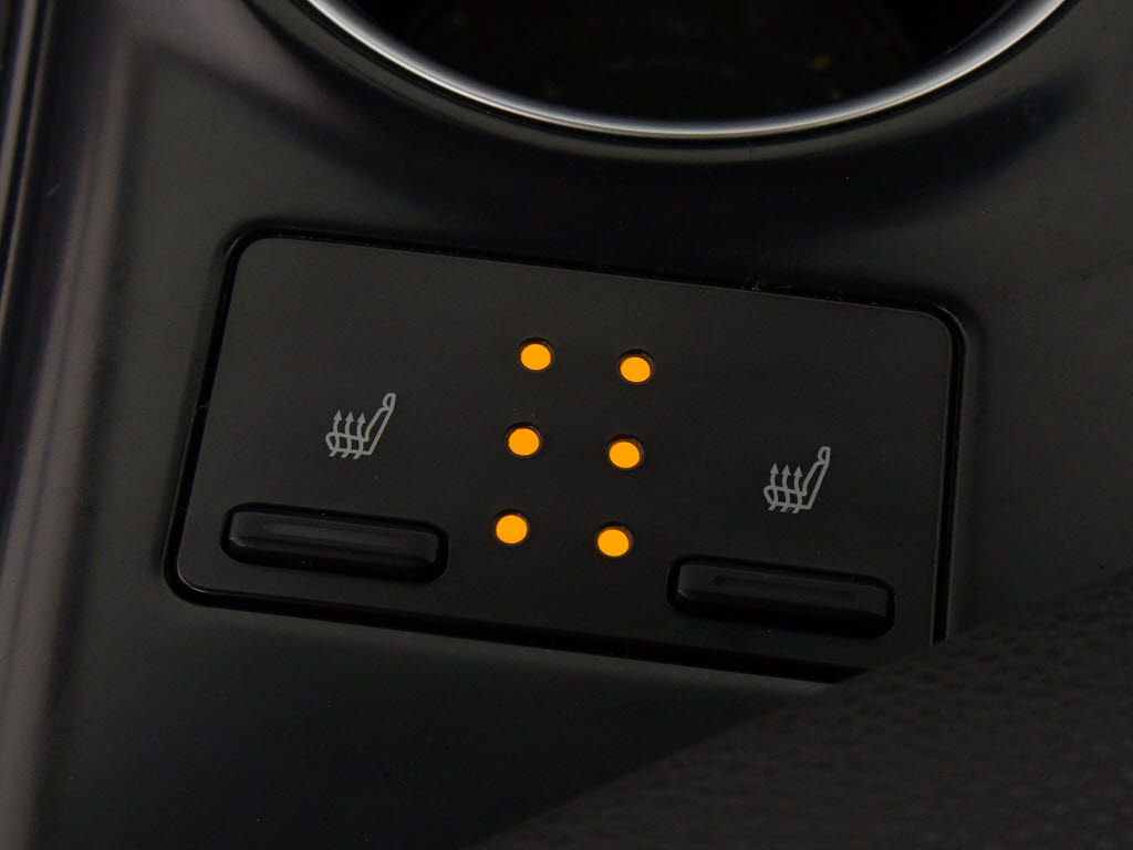 シートヒーターを装備しています！高級車な
らではの装備です！シートが暖まりますので
、寒い冬場も快適にご乗車頂けます！腰にも
優しい！お子様や女性にも嬉しい装備ですね
！！