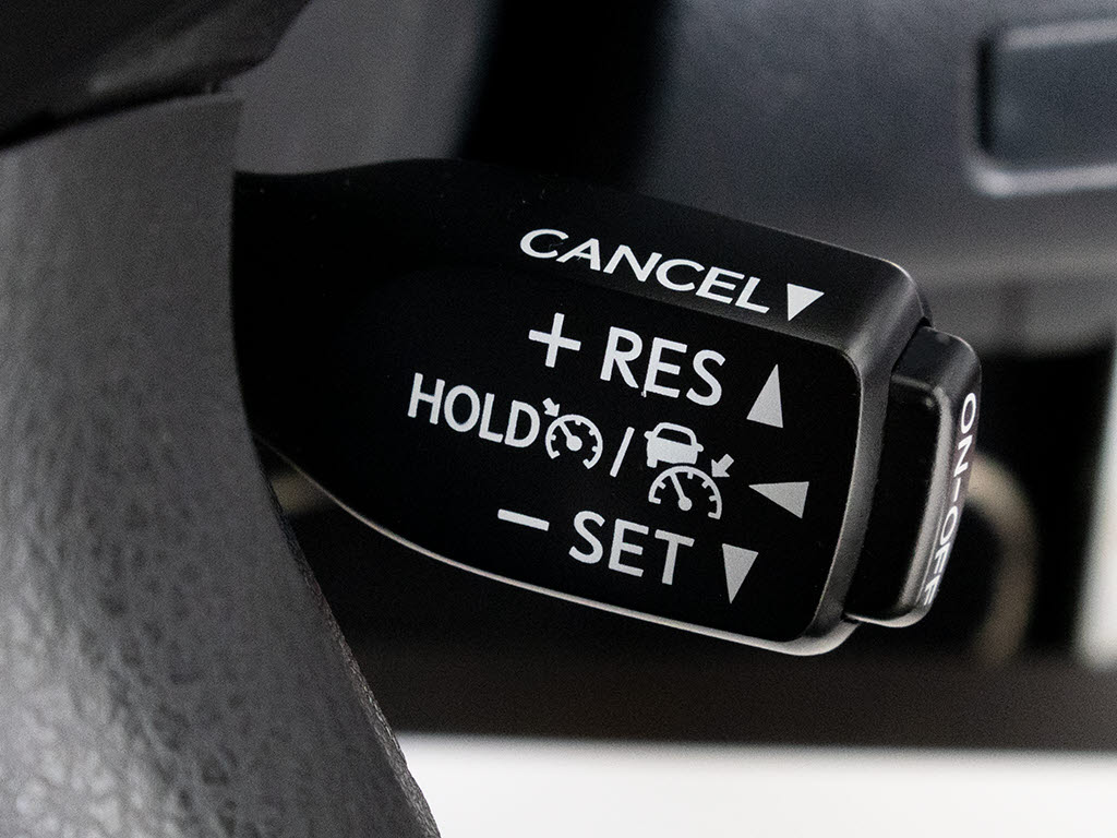 レーダークルーズコントロール　　ミリ波レ
ーダーと単眼カメラで先行車を認識し、車速
に応じた車間距離を保ちながら追従走行を支
援します。