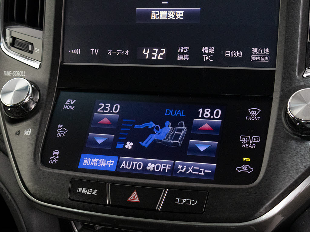 使いやすさや安全性を追求したステアリング
周り！高級車ゆえにスイッチ類が多いのも特
徴ですね！考え尽くされた配置ですぐに使い
こなす事が出来ますのでご安心下さい！是非
、体感してみて下さい！！