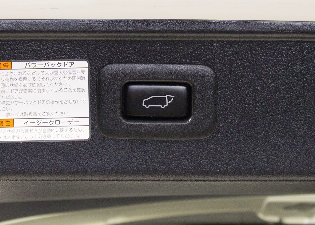 スイッチ操作でトランクリッドの自動開閉が
行えます。電子キー本体のワイヤレス機能や
運転席のスイッチからでもオープン操作が可
能です！高級車ならではの快適装備です！！