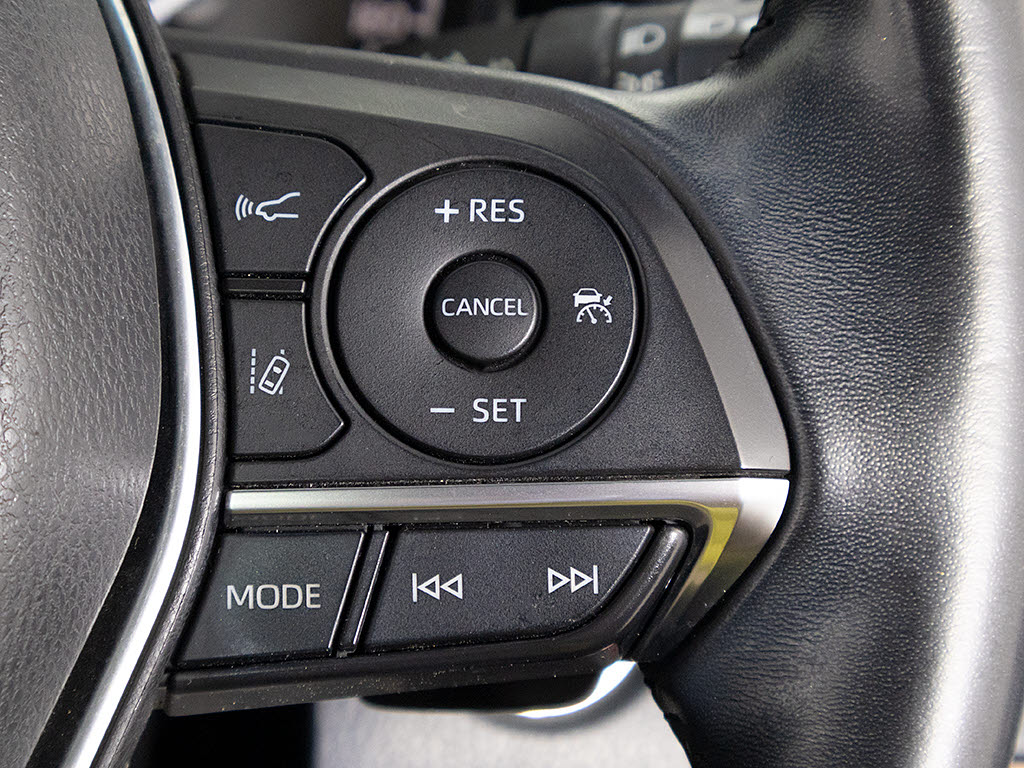 ★使いやすさや安全性を追求したステアリン
グ周り！高級車ゆえにスイッチ類が多いのも
特徴ですね！考え尽くされた配置ですぐに使
いこなす事が出来ますのでご安心下さい！是
非、体感してみて下さい！！
