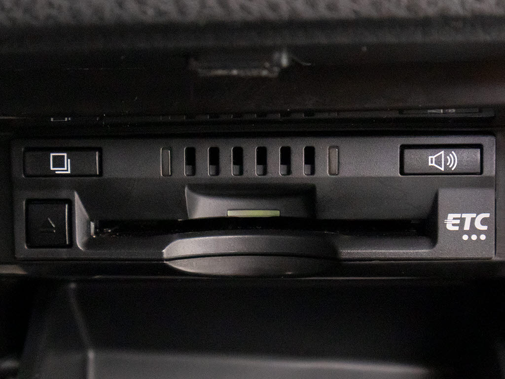 コンソール内一体型のビルトインＥＴＣ装備
！見た目の部分も良いですが、ＥＴＣカード
の盗難防止になる設置箇所です！料金所の渋
滞回避！時間帯・日によって料金の軽減を受
けられます！ストレス知らずのドライブ！