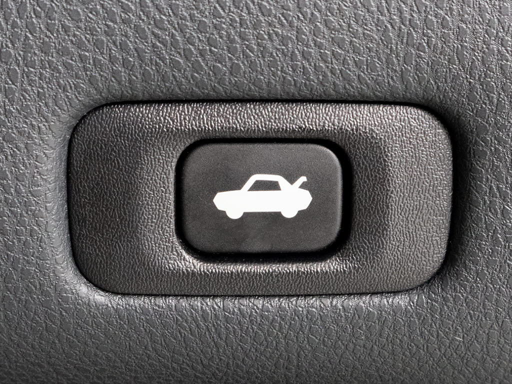 ボタン一つでトランクオープンが可能！車内
から操作できる為、非常に便利な装備の一つ
となります！