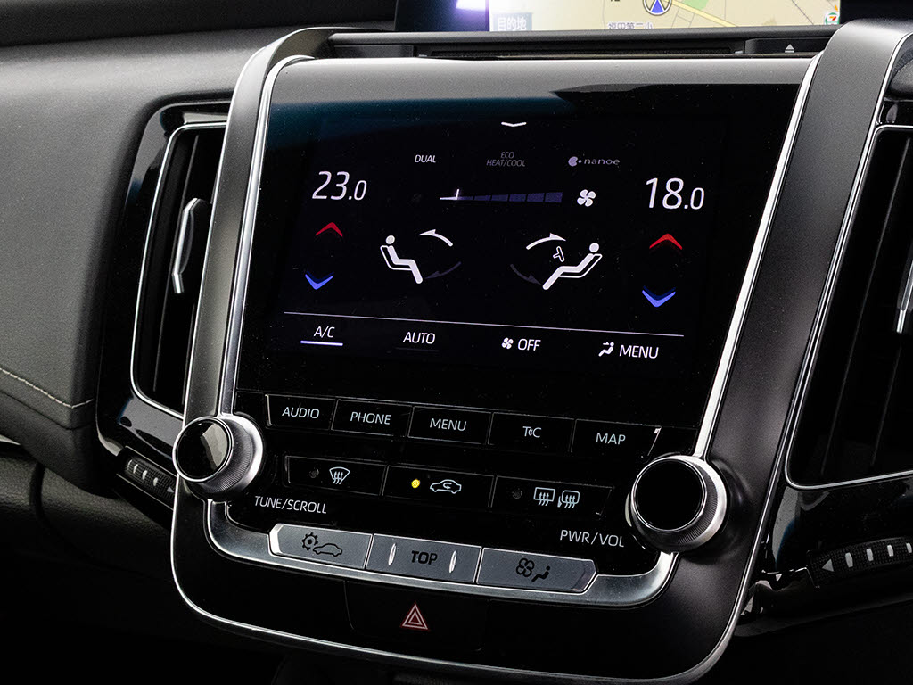 使いやすさや安全性を追求したステアリング
周り！高級車ゆえにスイッチ類が多いのも特
徴ですね！考え尽くされた配置ですぐに使い
こなす事が出来ますのでご安心下さい！是非
、体感してみて下さい！！