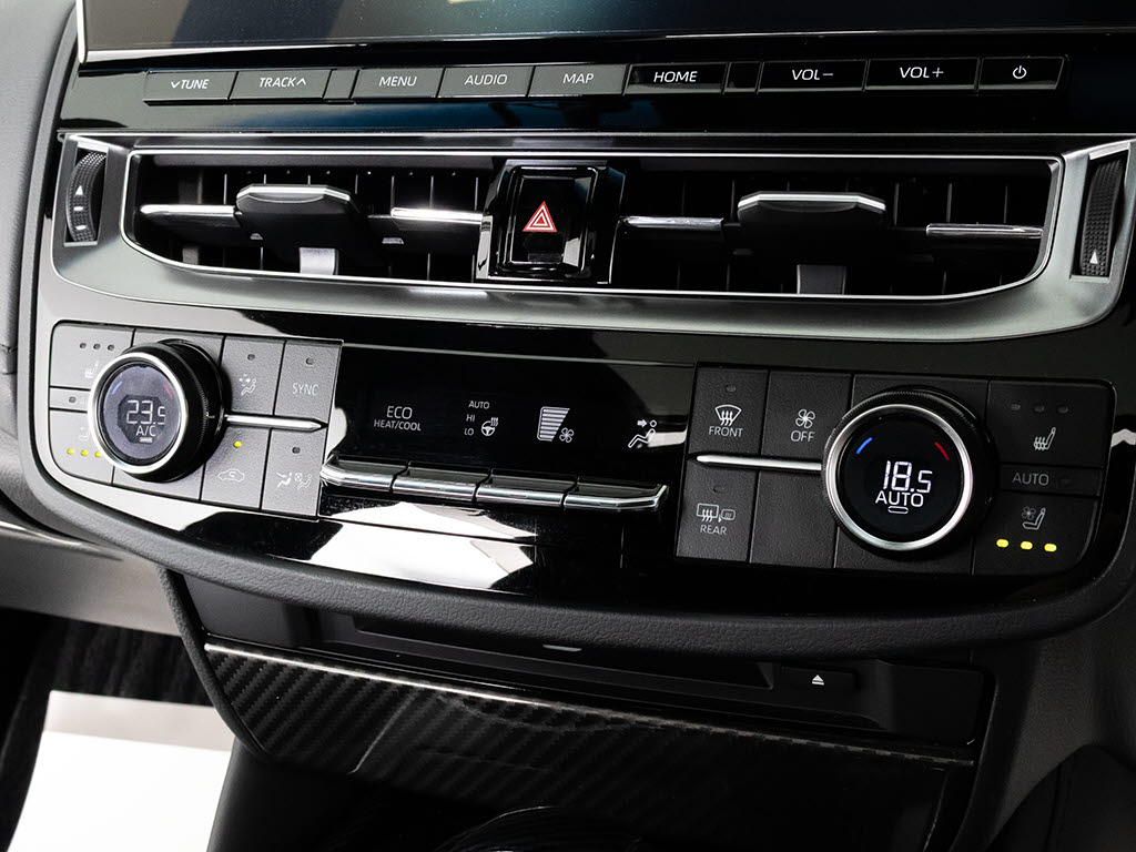 使いやすさや安全性を追求したステアリング
周り！高級車ゆえにスイッチ類が多いのも特
徴ですね！考え尽くされた配置ですぐに使い
こなす事が出来ますのでご安心下さい！是非
、体感してみて下さい！！