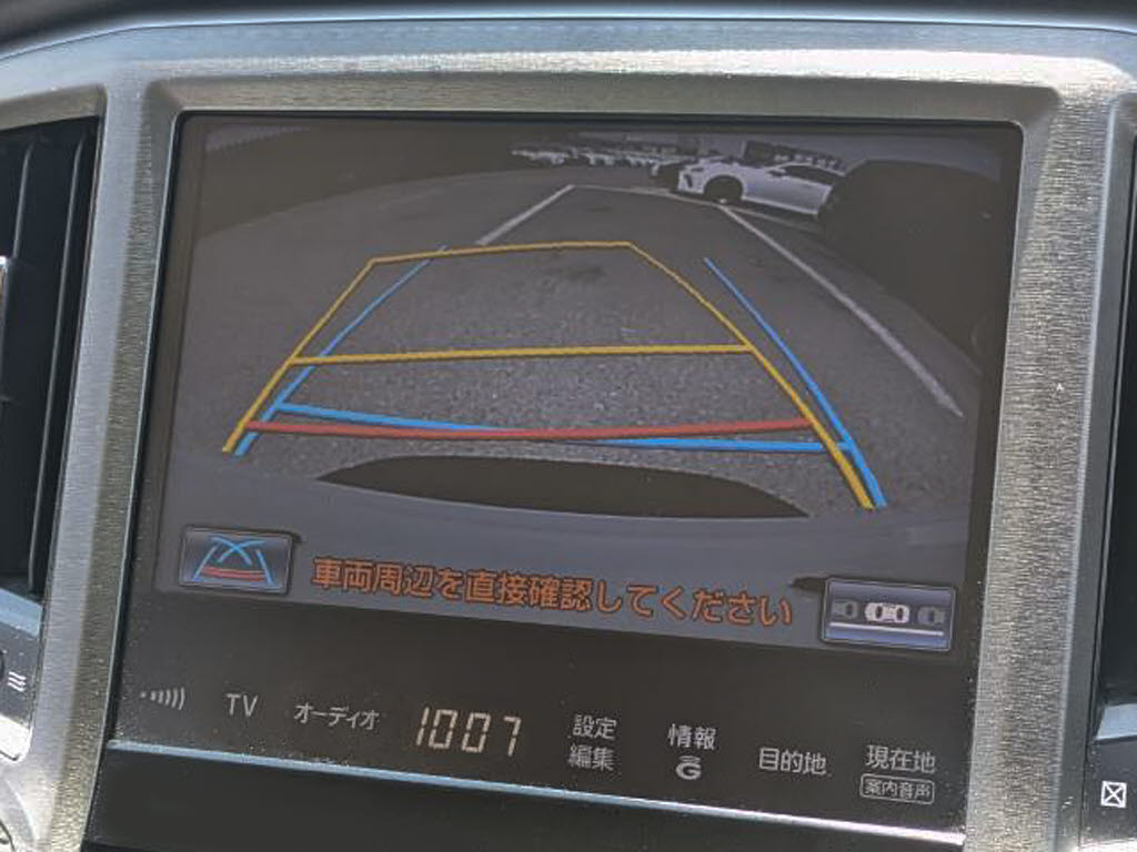 カラーバックカメラが付いています！バック
にギアを入れると、後方視界が自動的にマル
チ画面に映し出されます！夜も明るく見えま
すので、すごく便利！！一度使うとカメラ無
しには乗りたくない程！