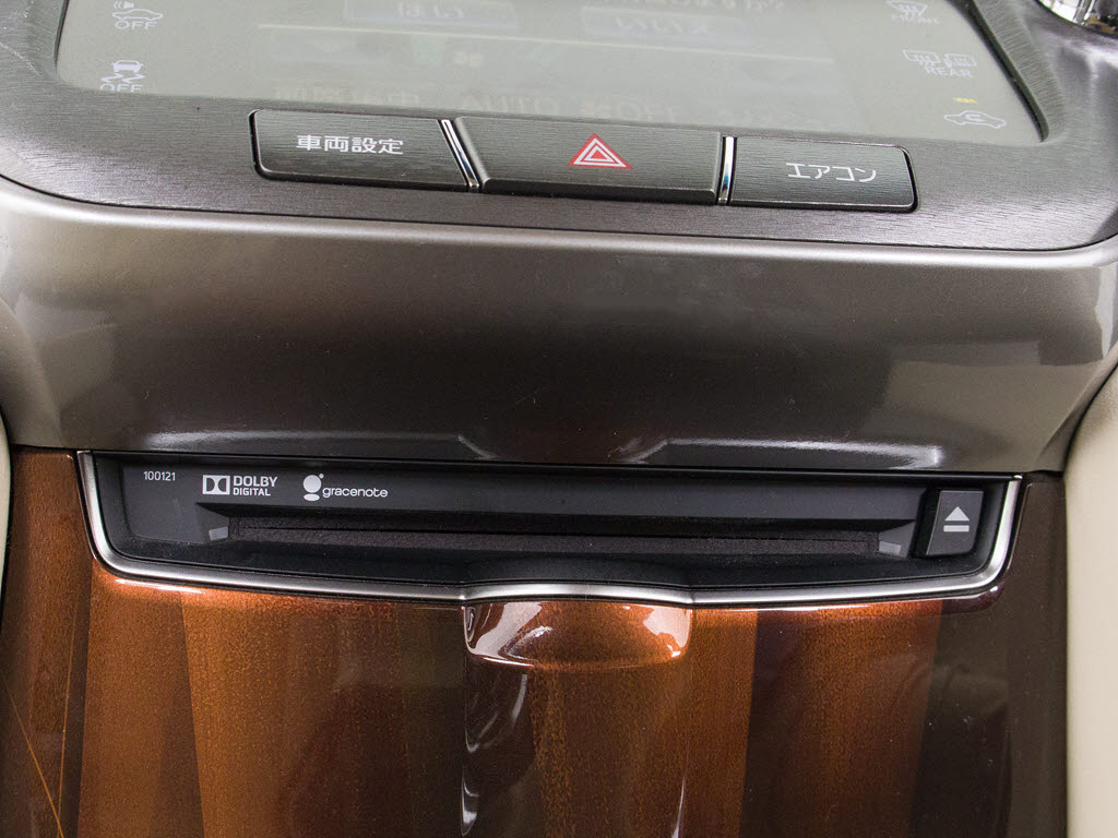 ＣＤはもちろんの事、ＤＶＤ再生も可能です
。フルセグ地デジにも対応しさらにＢｌｕｅ
ｔｏｏｔｈにも対応しております