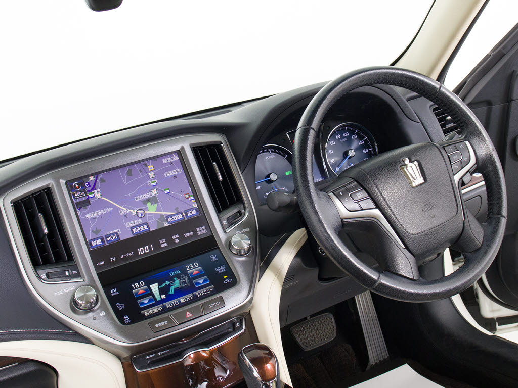 使いやすさや安全性を追求したステアリング
周り！高級車ゆえにスイッチ類が多いのも特
徴ですね！考え尽くされた配置ですぐに使い
こなす事が出来ますのでご安心下さい！是非
、体感してみて下さい！！