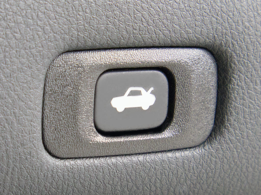 ボタン一つでトランクオープンが可能！車内
から操作できる為、非常に便利な装備の一つ
となります！