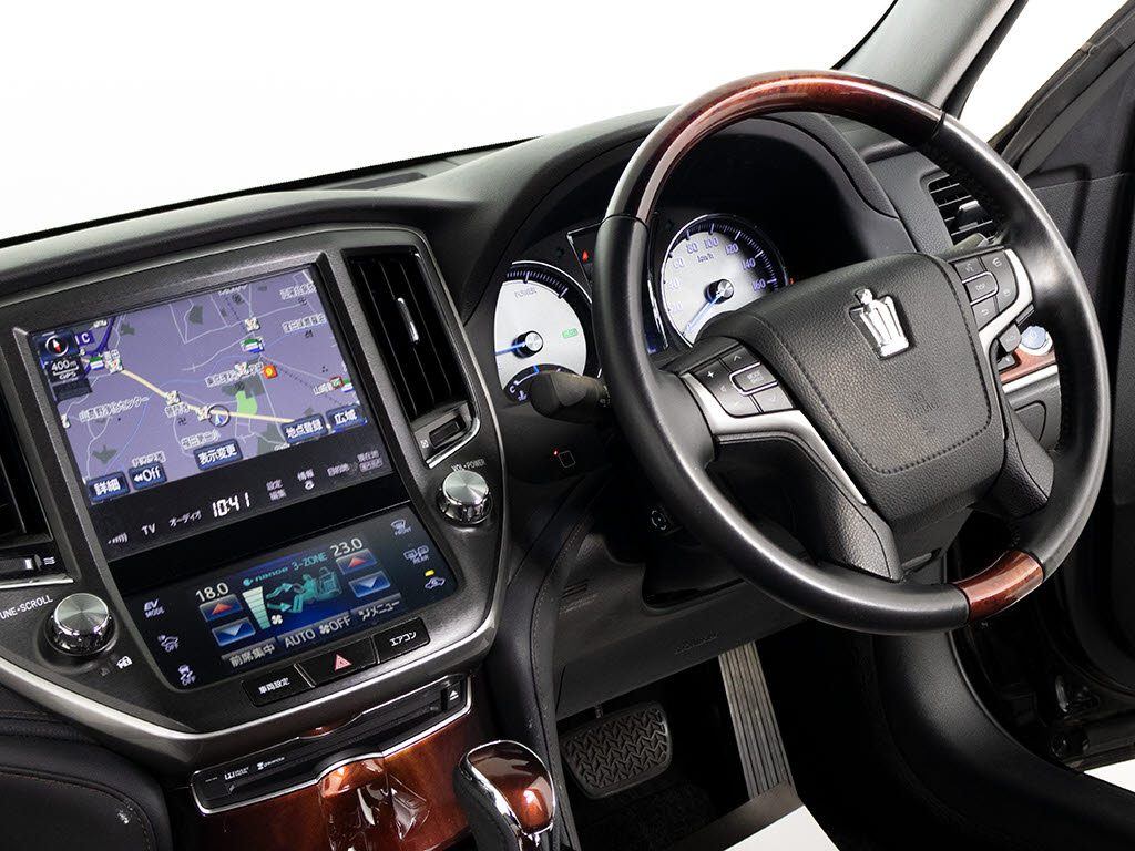 使いやすさや安全性を追求したステアリング
周り！高級車ゆえにスイッチ類が多いのも特
徴ですね！考え尽くされた配置ですぐに使い
こなす事が出来ますのでご安心下さい！是非
、体感してみて下さい！！