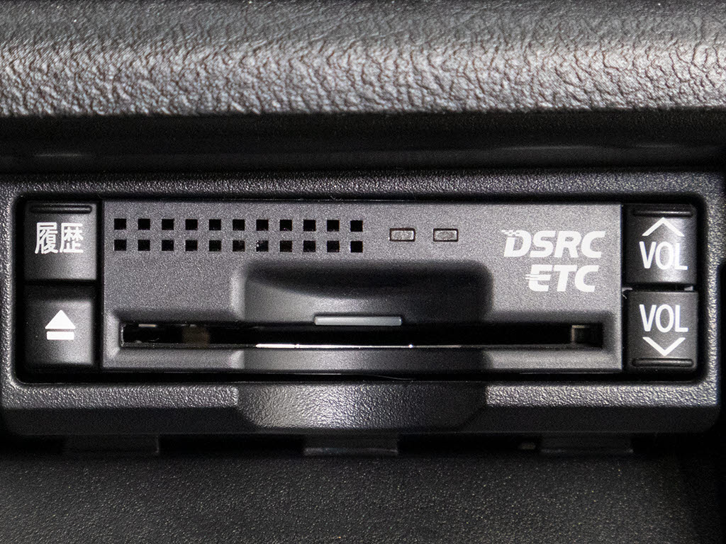 ★ＥＴＣ（ＤＳＲＣ）が装備されています！
！社外品とは違い収まりの良いデザインが人
気！高速道路を利用する際は必需品ですよね
！！ストレス無く料金所を通過出来ます！！