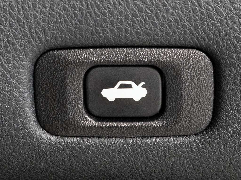 ボタン一つでトランクオープンが可能！車内
から操作できる為、非常に便利な装備の一つ
となります！