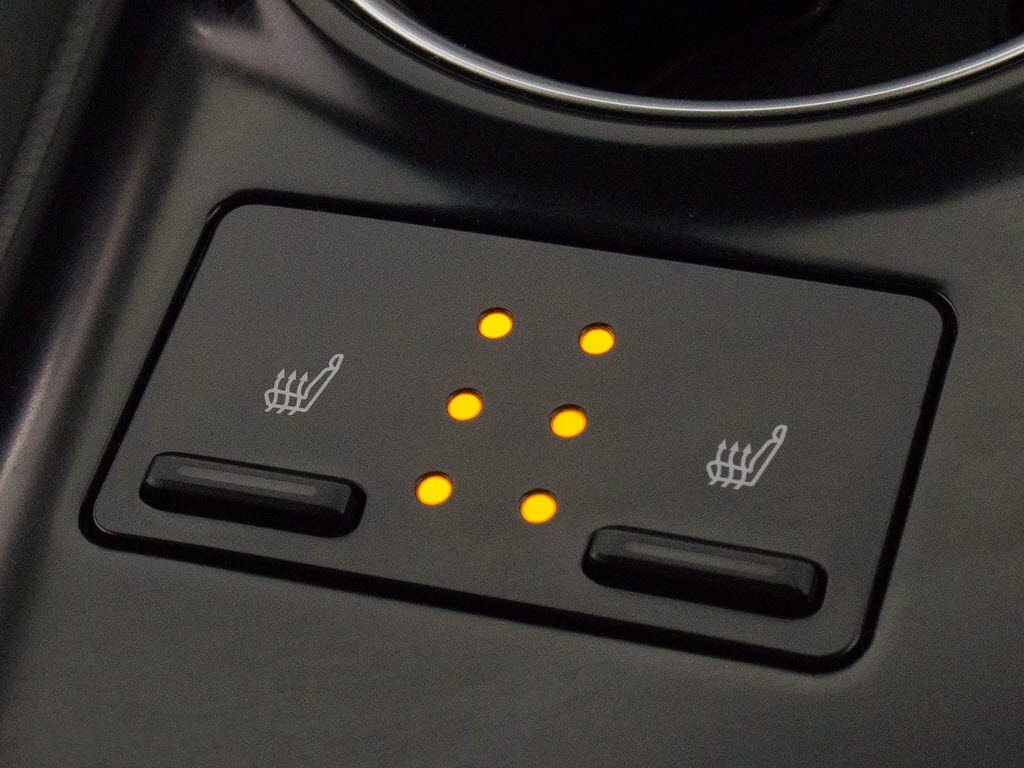 シートヒーターを装備しています！高級車な
らではの装備です！シートが暖まりますので
、寒い冬場も快適にご乗車頂けます！腰にも
優しい！お子様や女性にも嬉しい装備ですね
！！