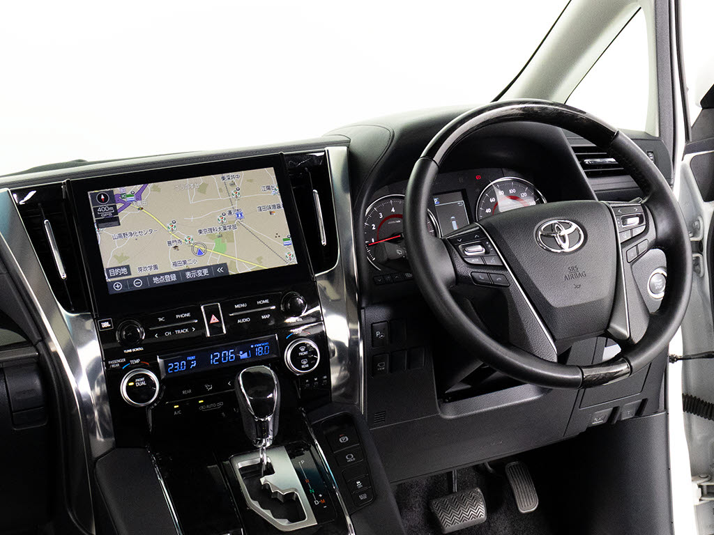 ★使いやすさや安全性を追求したステアリン
グ周り！高級車ゆえにスイッチ類が多いのも
特徴ですね！考え尽くされた配置ですぐに使
いこなす事が出来ますのでご安心下さい！是
非、体感してみて下さい！！