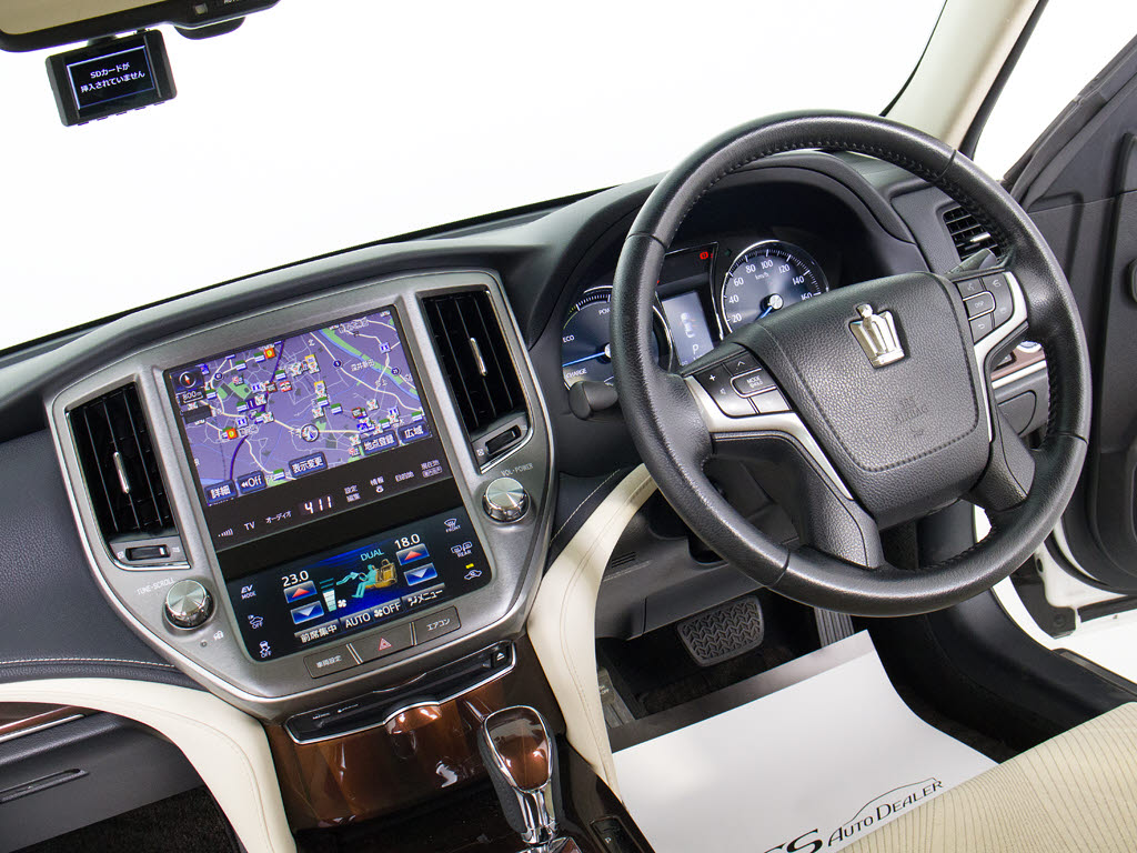 使いやすさや安全性を追求したステアリング
周り！高級車ゆえにスイッチ類が多いのも特
徴ですね！考え尽くされた配置ですぐに使い
こなす事が出来ますのでご安心下さい！是非
、体感してみて下さい！！