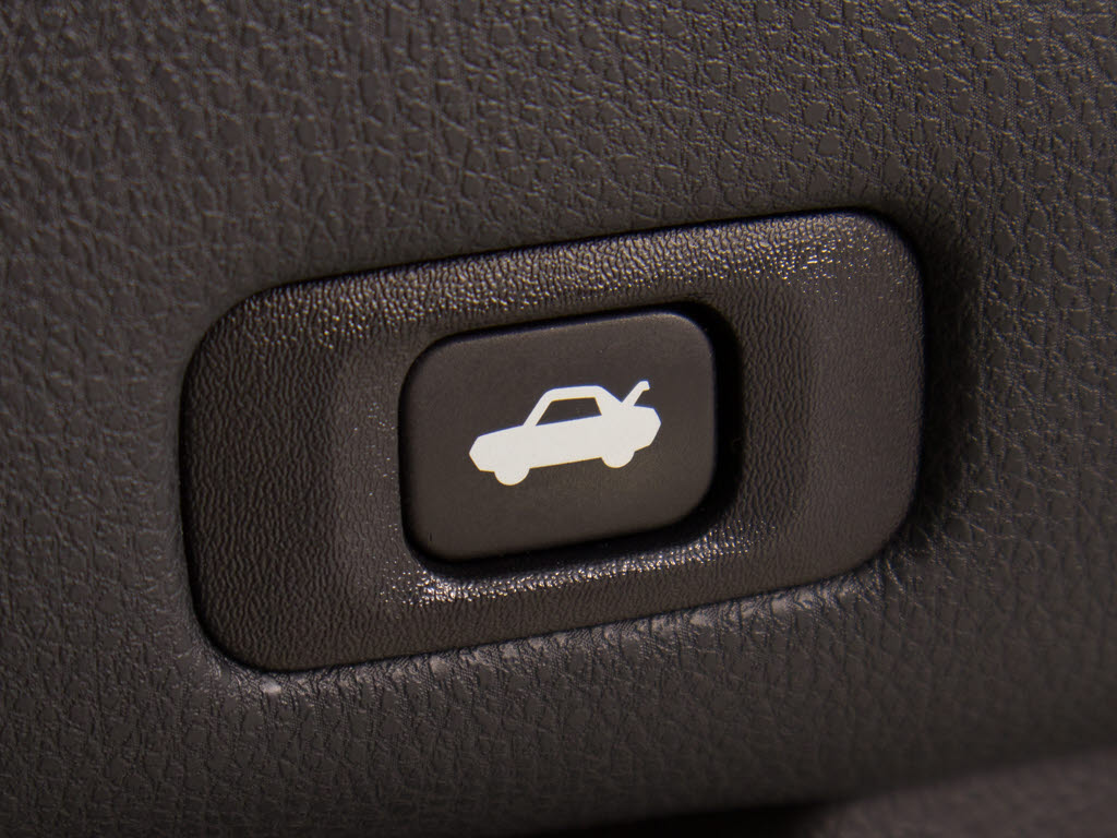 ボタン一つでトランクオープンが可能！車内
から操作できる為、非常に便利な装備の一つ
となります！