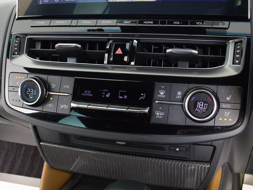 使いやすさや安全性を追求したステアリング
周り！高級車ゆえにスイッチ類が多いのも特
徴ですね！考え尽くされた配置ですぐに使い
こなす事が出来ますのでご安心下さい！是非
、体感してみて下さい！！