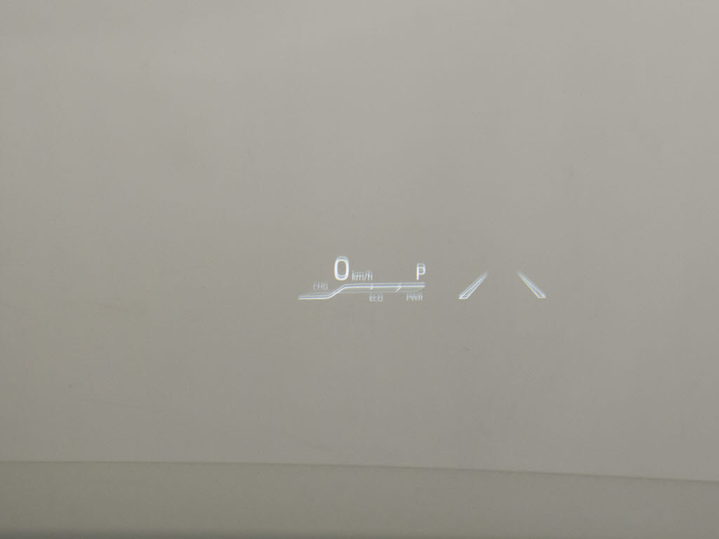ヘッドアップディスプレイ（ＨＵＤ）付！、
フロントウインドウガラスに運転支援システ
ムの作動状況や走行に関するさまざまな情報
を表示することができます。