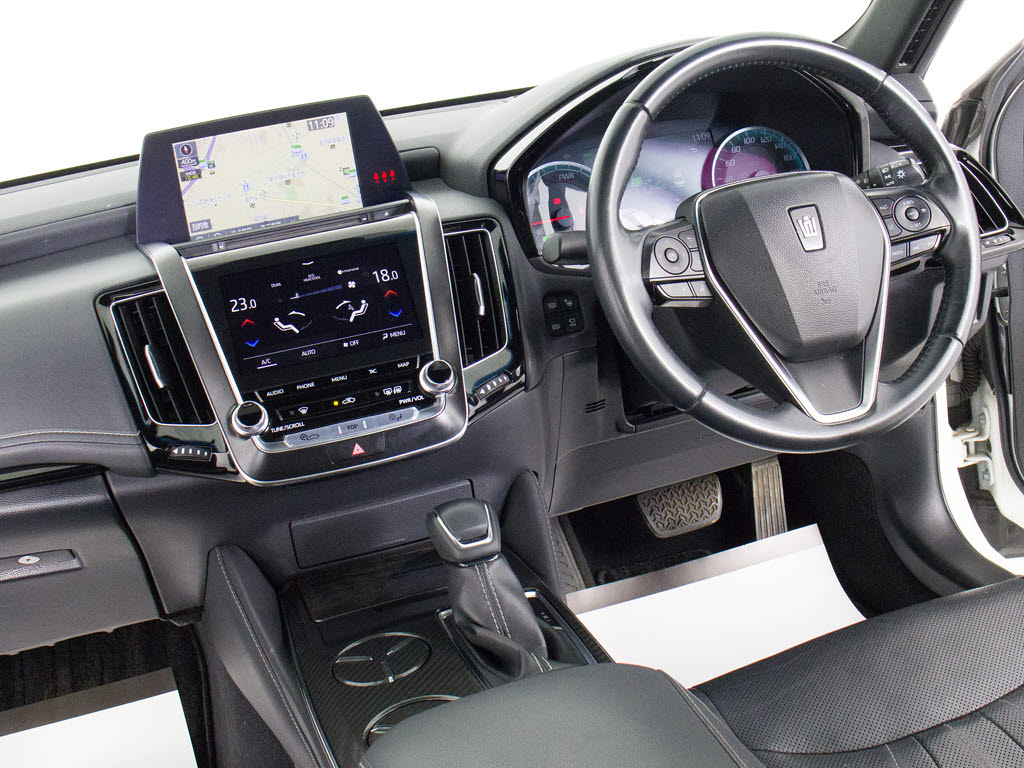 使いやすさや安全性を追求したステアリング
周り！高級車ゆえにスイッチ類が多いのも特
徴ですね！考え尽くされた配置ですぐに使い
こなす事が出来ますのでご安心下さい！是非
、体感してみて下さい！！