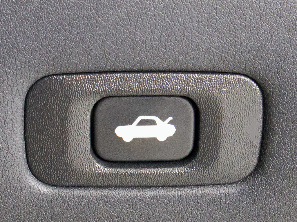 ボタン一つでトランクオープンが可能！車内
から操作できる為、非常に便利な装備の一つ
となります！