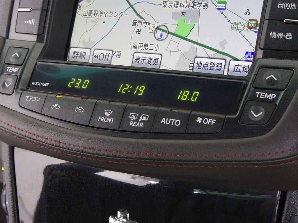 使いやすさや安全性を追求したステアリング
周り！高級車ゆえにスイッチ類が多いのも特
徴ですね！考え尽くされた配置ですぐに使い
こなす事が出来ますのでご安心下さい！是非
、体感してみて下さい！！