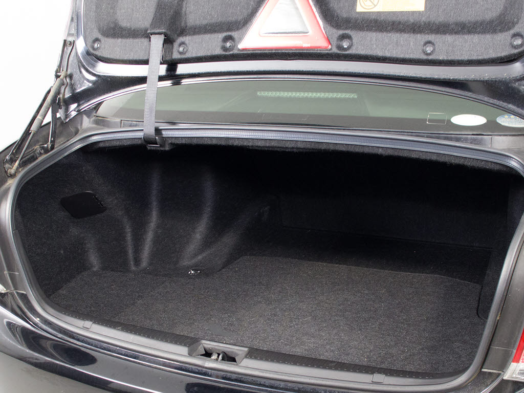 トランクが狭いと思っておりませんか？実際
は大容量トランクです！旅行等の長距離ドラ
イブも快適です！また、屋根付きスペースを
完備しておりますので、夜間でも、雨でも雪
の日だってゆっくりご覧頂けます。