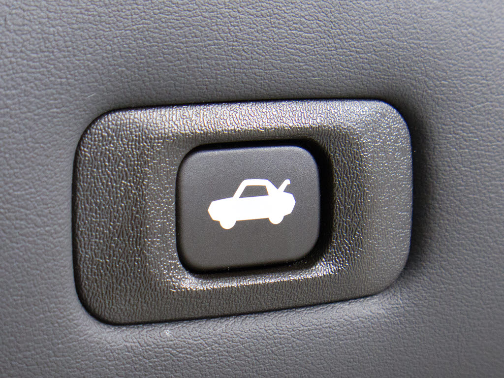ボタン一つでトランクオープンが可能！車内
から操作できる為、非常に便利な装備の一つ
となります！