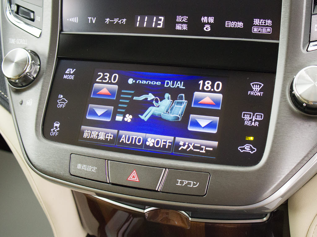 使いやすさや安全性を追求したステアリング
周り！高級車ゆえにスイッチ類が多いのも特
徴ですね！考え尽くされた配置ですぐに使い
こなす事が出来ますのでご安心下さい！是非
、体感してみて下さい！！