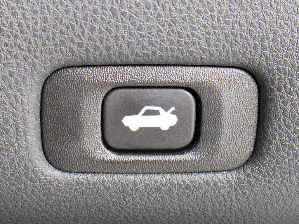 ボタン一つでトランクオープンが可能！車内
から操作できる為、非常に便利な装備の一つ
となります！
