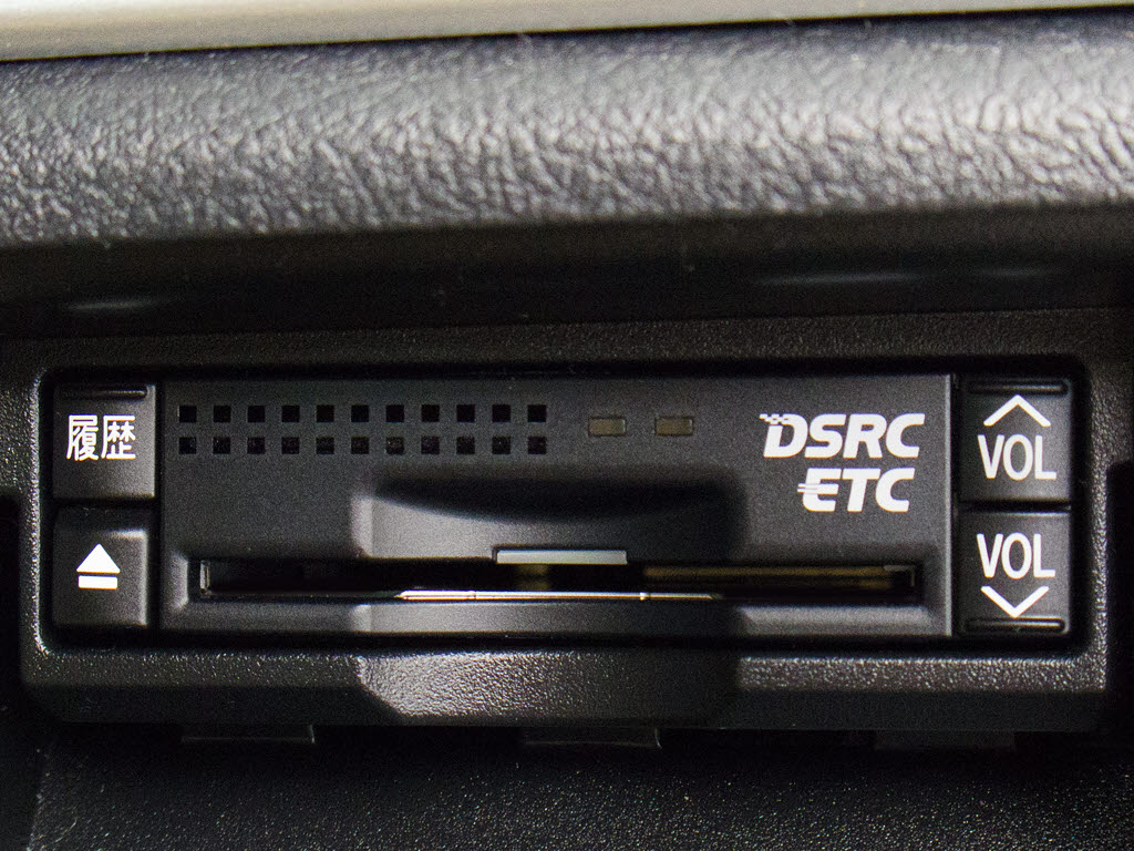 ★ＥＴＣ（ＤＳＲＣ）が装備されています！
！社外品とは違い収まりの良いデザインが人
気！高速道路を利用する際は必需品ですよね
！！ストレス無く料金所を通過出来ます！！