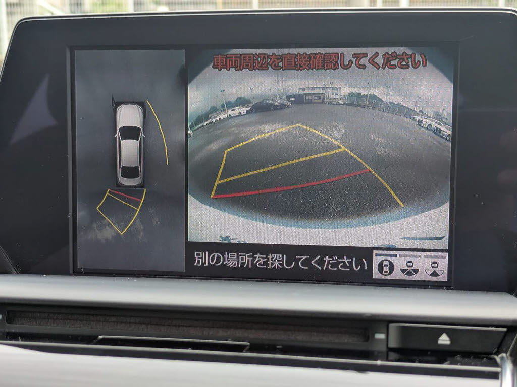パノラミックビューモニターを装備！上から
車両を見下ろしたような映像をナビ画面に表
示できます。車両前後左右に搭載した４つの
カメラ映像を継ぎ目なく合成！目視では見え
ない部分もリアルタイムで見れます。