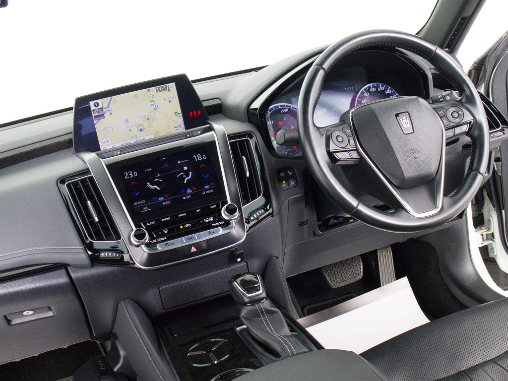 使いやすさや安全性を追求したステアリング
周り！高級車ゆえにスイッチ類が多いのも特
徴ですね！考え尽くされた配置ですぐに使い
こなす事が出来ますのでご安心下さい！是非
、体感してみて下さい！！