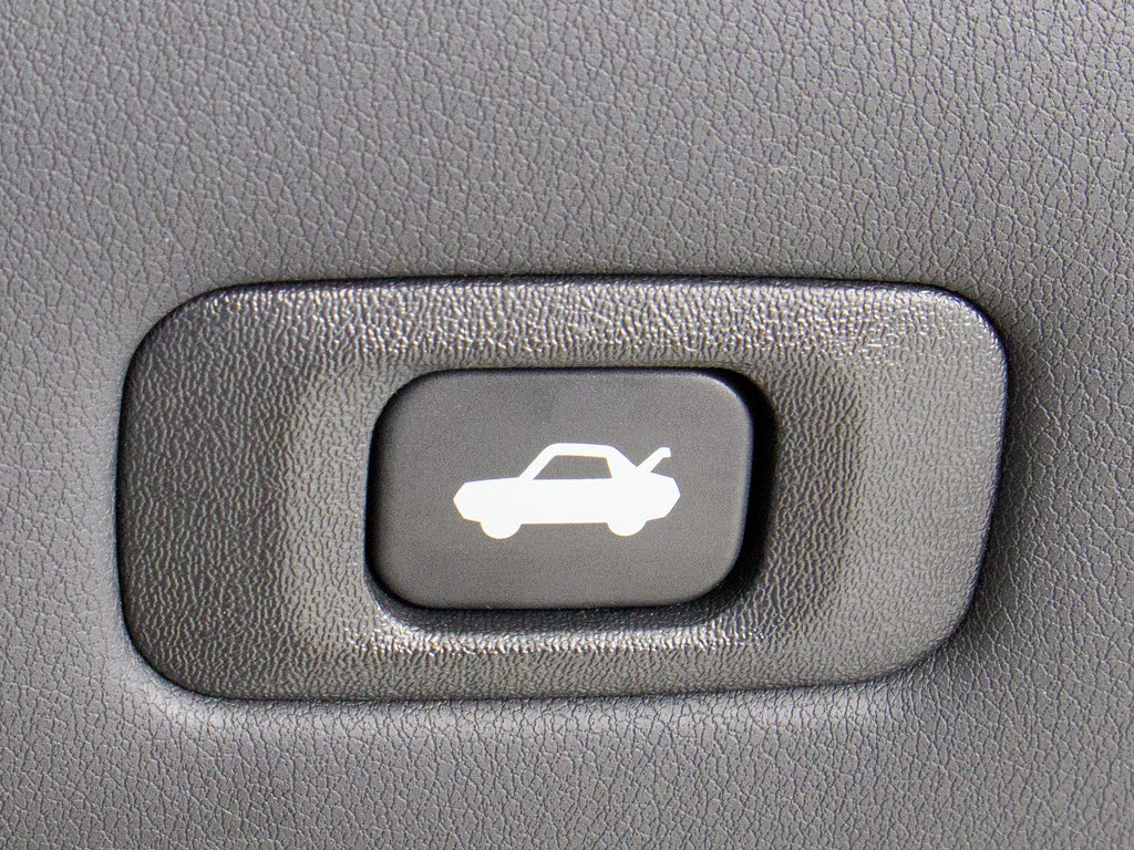 ボタン一つでトランクオープンが可能！車内
から操作できる為、非常に便利な装備の一つ
となります！