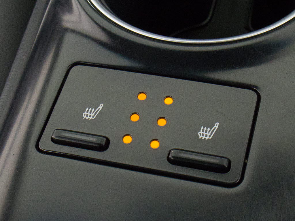 シートヒーターを装備しています！高級車な
らではの装備です！シートが暖まりますので
、寒い冬場も快適にご乗車頂けます！腰にも
優しい！お子様や女性にも嬉しい装備ですね
！！