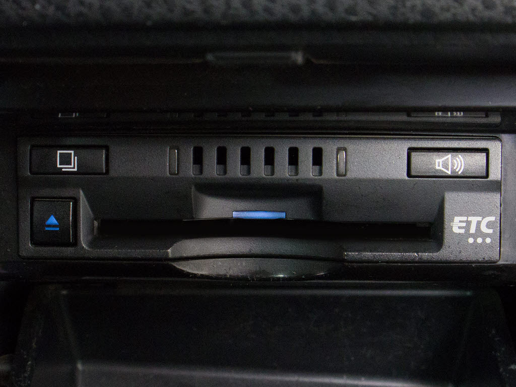 コンソール内一体型のビルトインＥＴＣ装備
！見た目の部分も良いですが、ＥＴＣカード
の盗難防止になる設置箇所です！料金所の渋
滞回避！時間帯・日によって料金の軽減を受
けられます！ストレス知らずのドライブ！