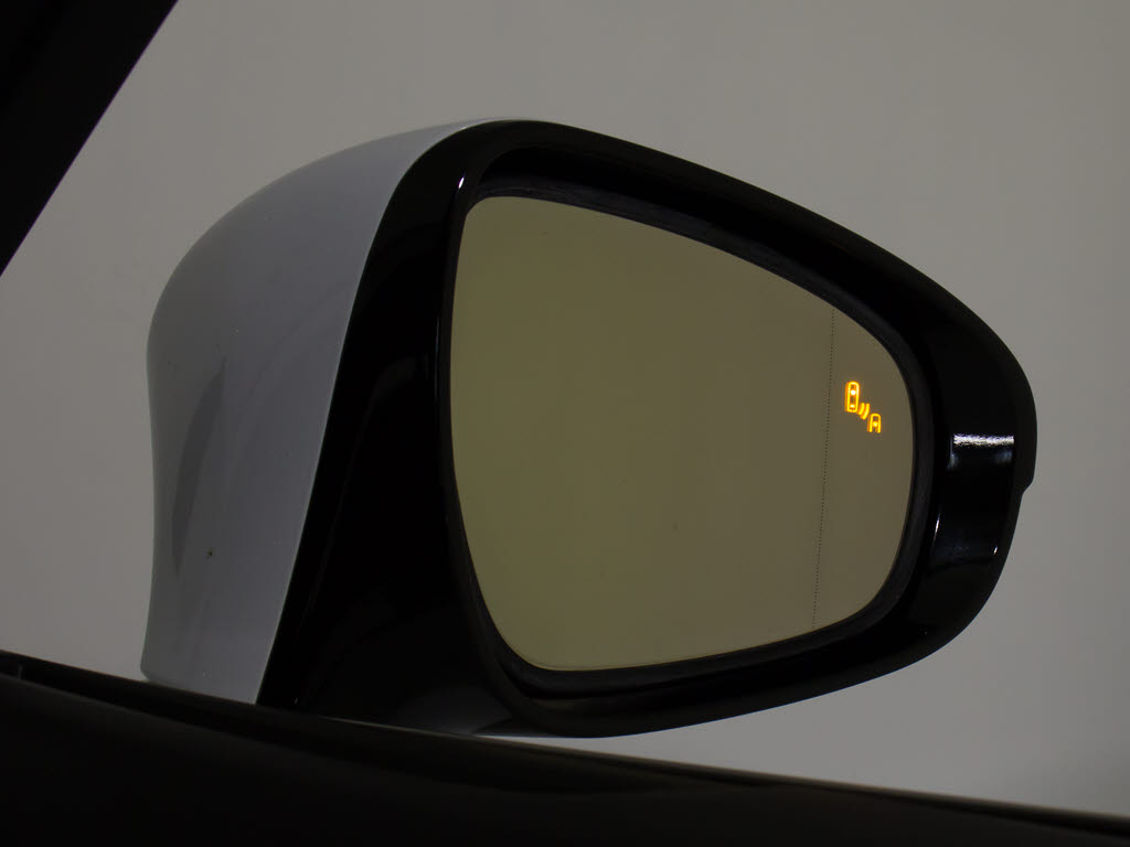 ＢＳＭ（ブラインドスポットモニタ）！隣の
車線を走る車両をレーダーで検知し、ドアミ
ラーでは確認しにくい後側方エリアに存在す
る車両に加えて、急接近してくる車両も検知
します。