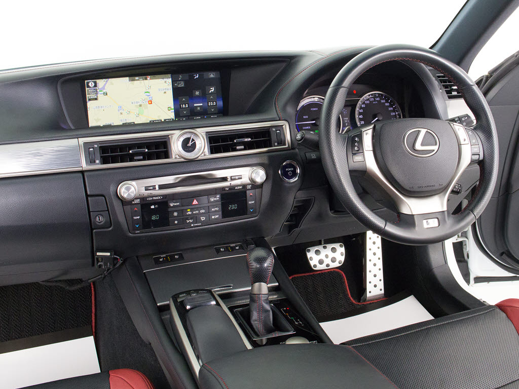★使いやすさや安全性を追求したステアリン
グ周り！高級車ゆえにスイッチ類が多いのも
特徴ですね！考え尽くされた配置ですぐに使
いこなす事が出来ますのでご安心下さい！是
非、体感してみて下さい！！