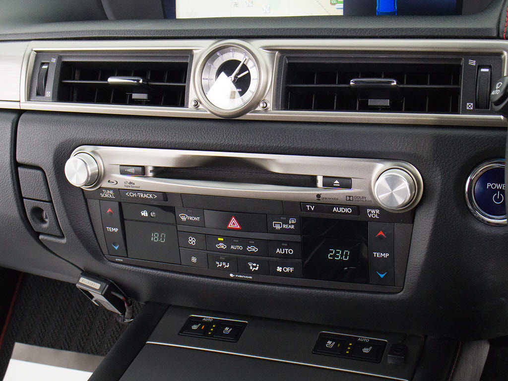 ＣＤはもちろんの事、ＤＶＤ＆Ｂｌｕ－ｒａ
ｙ再生も可能です。フルセグ地デジにも対応
しさらにＢｌｕｅｔｏｏｔｈにも対応してお
ります