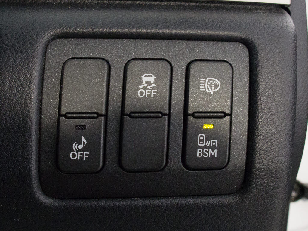 ★使いやすさや安全性を追求したステアリン
グ周り！高級車ゆえにスイッチ類が多いのも
特徴ですね！考え尽くされた配置ですぐに使
いこなす事が出来ますのでご安心下さい！是
非、体感してみて下さい！！