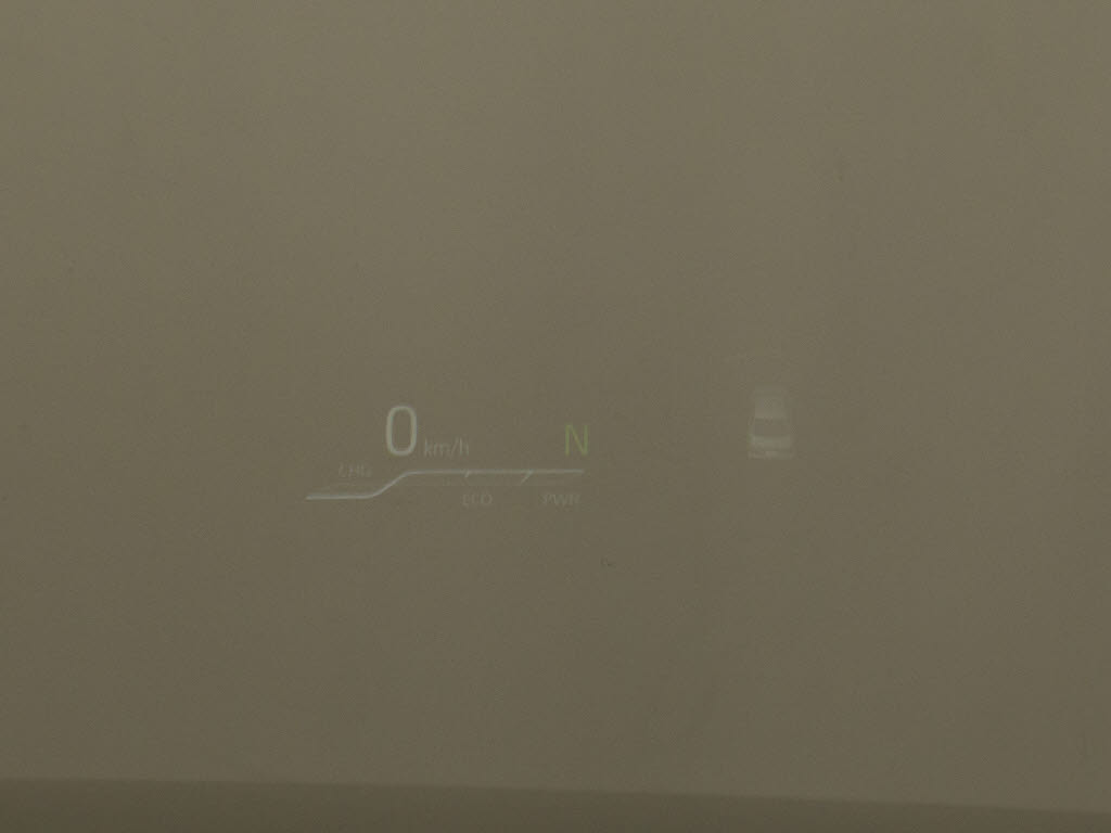 ヘッドアップディスプレイ（ＨＵＤ）付！、
フロントウインドウガラスに運転支援システ
ムの作動状況や走行に関するさまざまな情報
を表示することができます。